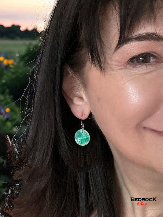 Green leaf pattern earrings, nature-inspired accessories, statement earrings, handcrafted earrings, fashion accessories, delicate leaf design, chic earrings, summer fashion