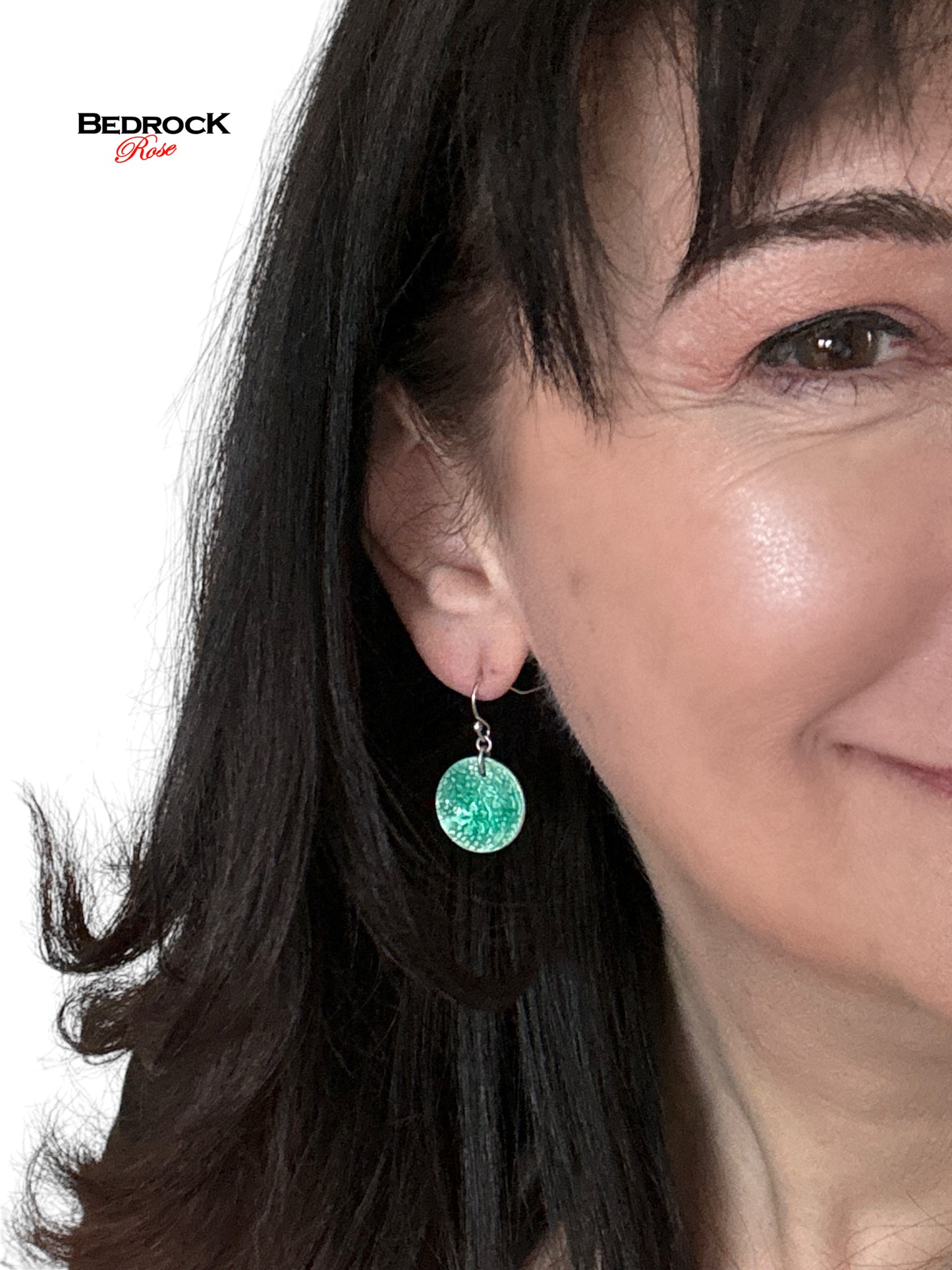 Green leaf pattern earrings, nature-inspired accessories, statement earrings, handcrafted earrings, fashion accessories, delicate leaf design, chic earrings, summer fashion