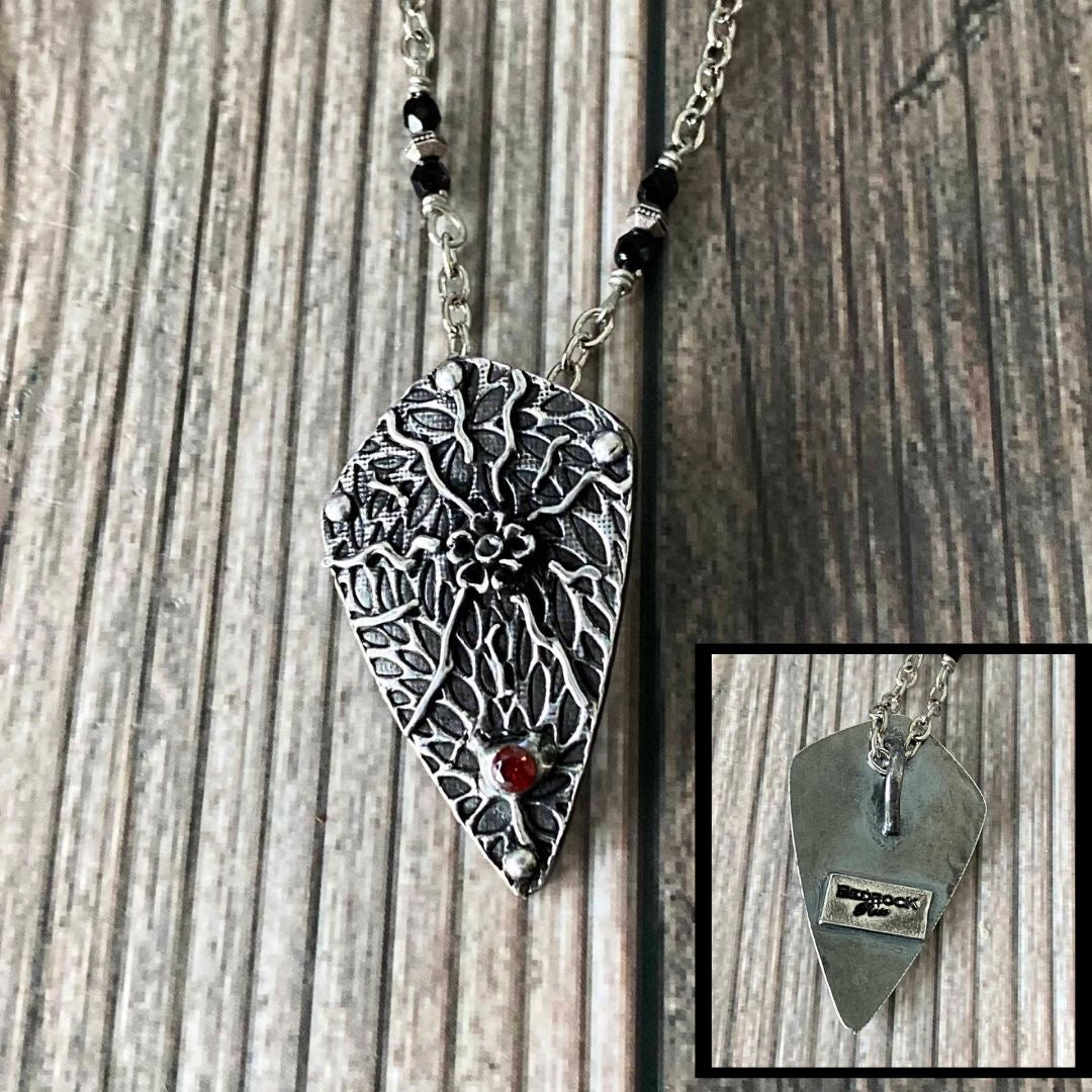 Chic Silver Pendant Bedrock Rose