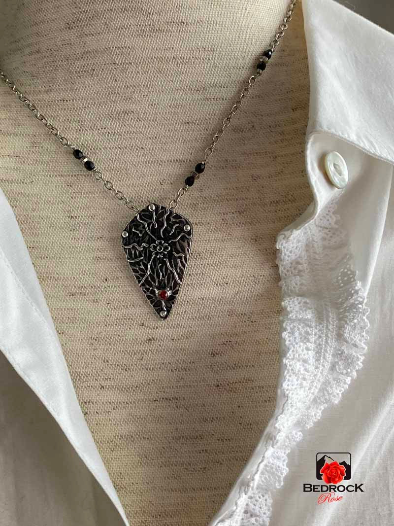 Chic Silver Pendant Bedrock Rose