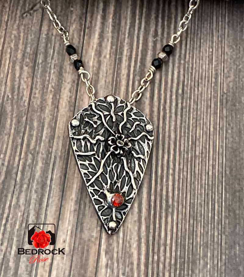 Chic Silver Pendant Bedrock Rose